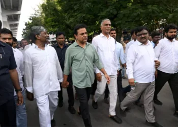 BRS కార్యకర్తలు భారీగా చేరడంతో ఆర్టీసీ బస్ భవన్ వద్ద ఉద్రిక్తత