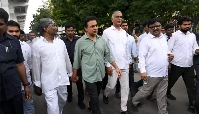 BRS కార్యకర్తలు భారీగా చేరడంతో ఆర్టీసీ బస్ భవన్ వద్ద ఉద్రిక్తత