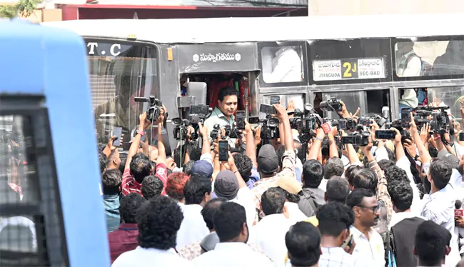 మెహదీపట్నం నుంచి బస్సులో బస్ భవన్‌కి వచ్చినా, కేటీఆర్,