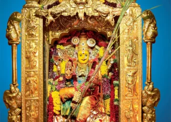 రాజరాజేశ్వరీదేవిగా దుర్గమ్మ.. ఇంద్రకీలాద్రికి పోటెత్తిన భక్తులు