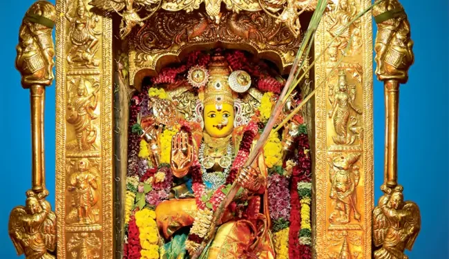 రాజరాజేశ్వరీదేవిగా దుర్గమ్మ.. ఇంద్రకీలాద్రికి పోటెత్తిన భక్తులు