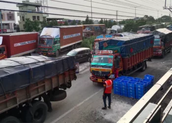 VJA–HYD హైవేపై రెండో రోజూ వరుసగా ట్రాఫిక్ స్తంభన తీవ్రంగా కనిపించింది.