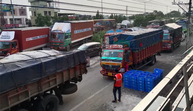 VJA–HYD హైవేపై రెండో రోజూ వరుసగా ట్రాఫిక్ స్తంభన తీవ్రంగా కనిపించింది.