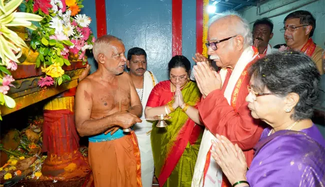 గోవా గవర్నర్‌ అశోక్‌ గజపతిరాజు పైడితల్లి అమ్మవారికి పట్టువస్త్రాలర్పణ చేశారు.