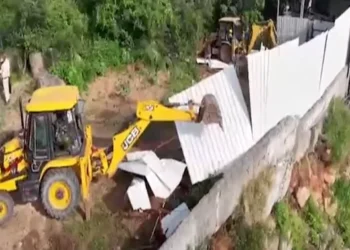 బంజారాహిల్స్‌లో హైడ్రా పెద్ద ఎత్తున ఆక్రమణలను తొలగించింది.