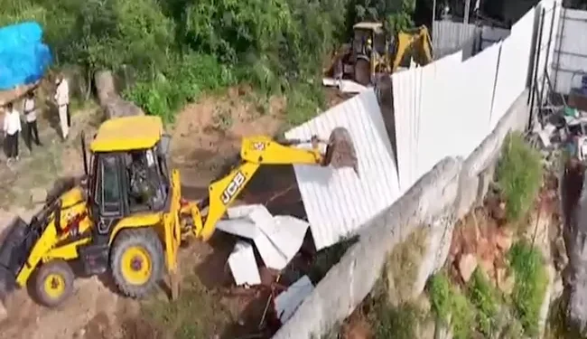 బంజారాహిల్స్‌లో హైడ్రా పెద్ద ఎత్తున ఆక్రమణలను తొలగించింది.