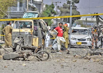 పాక్‌లో భారీ పేలుడు, కాల్పులు.. కాల్పులు..  10 మంది మృతి