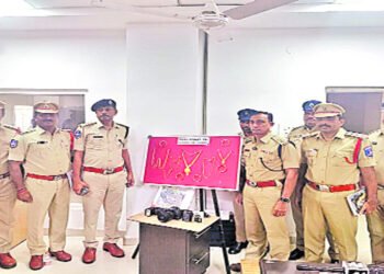 తండ్రి వాచ్‌మన్‌గా పనిచేసే అపార్టుమెంట్‌లో కొడుకు దొంగతనాలు