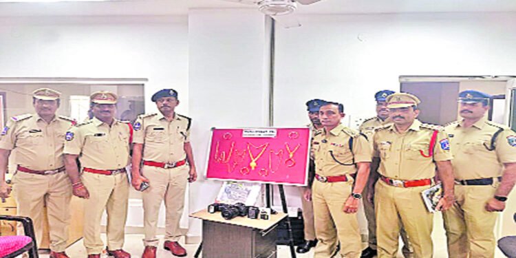 తండ్రి వాచ్మన్గా పనిచేసే అపార్టుమెంట్లో కొడుకు దొంగతనాలు