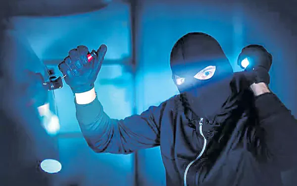 తెనాలిలో పెళ్లి వేడుకలో చోరీ.. ఐఆర్ఎస్ అధికారి బ్యాగ్ ఎత్తుకెళ్లిన దొంగలు