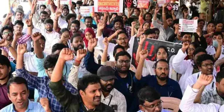 ఏపీ నెట్వర్క్ ఆస్పత్రుల సమ్మె రెండో రోజు కొనసాగుతోంది