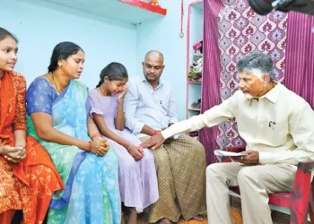 కన్నీటి పర్యంతమవుతున్న అప్పలరాజు భార్య తులసి, ఆమె కుమార్తెలను ఓదారుస్తున్న సీఎం చంద్రబాబు