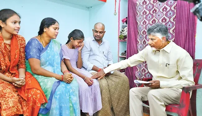 కన్నీటి పర్యంతమవుతున్న అప్పలరాజు భార్య తులసి, ఆమె కుమార్తెలను ఓదారుస్తున్న సీఎం చంద్రబాబు