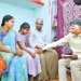 కన్నీటి పర్యంతమవుతున్న అప్పలరాజు భార్య తులసి, ఆమె కుమార్తెలను ఓదారుస్తున్న సీఎం చంద్రబాబు