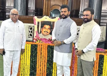 బాలయోగి చిత్రపటం వద్ద నివాళులు అర్పించిన మాజీ ఎంపీ కనకమేడల రవీంద్రకుమార్, కేంద్ర మంత్రి రామ్మోహన్‌నాయుడు, ఎంపీ సానా సతీష్‌