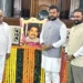 బాలయోగి చిత్రపటానికి తెదేపా నేతల నివాళులు 8 బాలయోగి చిత్రపటం వద్ద నివాళులు అర్పించిన మాజీ ఎంపీ కనకమేడల రవీంద్రకుమార్, కేంద్ర మంత్రి రామ్మోహన్నాయుడు, ఎంపీ సానా సతీష్