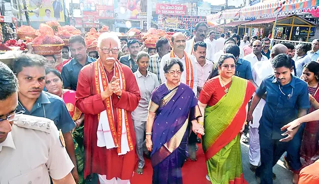 పట్టు వస్త్రాలు సమర్పించేందుకు కుటుంబ సభ్యులతో వెళ్తున్న గోవా గవర్నర్‌ అశోక్‌ గజపతిరాజు. చిత్రంలో ఎంపీ కలిశెట్టి తదితరులు