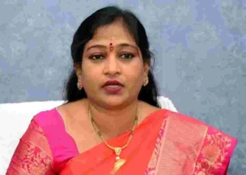 విశాఖ : కురుపాం బాధిత విద్యార్థులను పరామర్శించిన మంత్రి అనిత –