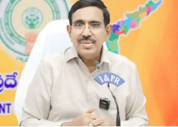 కాకినాడలో తుఫాన్ పరిస్థితులపై మంత్రి నారాయణ సమీక్షా సమావేశం