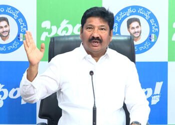 దుర్గగుడిలో ప్రమాణం చేసిన మాజీ మంత్రి జోగి రమేష్ – నకిలీ మద్యం ఆరోపణలకు సమాధానంగా సవాల్ పునరుద్ఘాటన