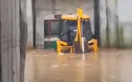 వరదలో పడ్డ ఆర్టీసీ బస్సును జేసీబీ సహాయంతో బయటకు తీయడం 1 వరదలో చిక్కుకున్న ఆర్టీసీ బస్సు.. జేసీబీ సాయంతో బయటకు తొలగింపు