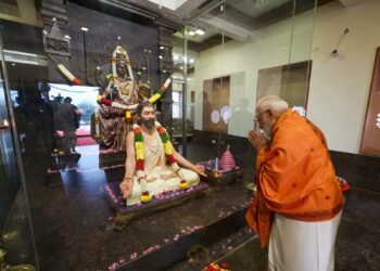pm modi visits the chatrapati shivaji maharaj darbar and offers the prayers