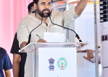 pawan kalyan address the kunool meeting as ap will be in swarna yugam