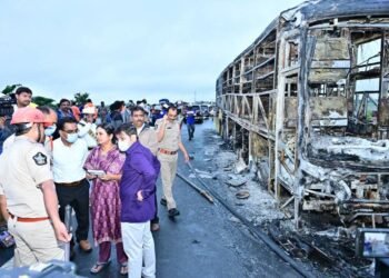 కావేరీ ట్రావెల్స్ బస్సు అగ్నిప్రమాదం: సజీవ దహనం, 40 మంది ప్రయాణికులు ప్రమాదంలో