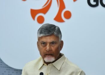 మొంథా తుఫాన్పై సీఎం చంద్రబాబు సమీక్ష – అధికారులు పూర్తి అప్రమత్తంగా ఉండాలని ఆదేశాలు