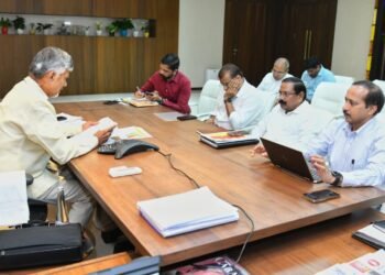 రాష్ట్ర రైల్వే ప్రాజెక్టులపై సీఎం చంద్రబాబు సమీక్ష – వేగవంతం చేయాలన్న ఆదేశాలు