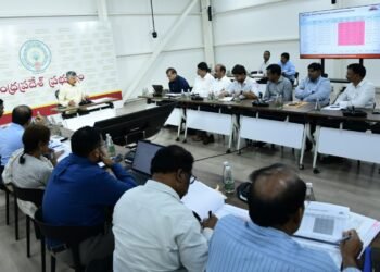 రాజధాని నిర్మాణాల్లో వేగం, నాణ్యతకు ప్రాధాన్యం ఇవ్వాలి: సీఎం చంద్రబాబు