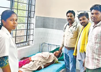 పాముకాటుకు గురైన మహిళకు లక్ష్మీపురం పీహెచ్‌సీలో సేవలందిస్తున్న వైద్యుడు, సిబ్బంది