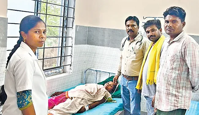 పాముకాటుకు గురైన మహిళకు లక్ష్మీపురం పీహెచ్‌సీలో సేవలందిస్తున్న వైద్యుడు, సిబ్బంది