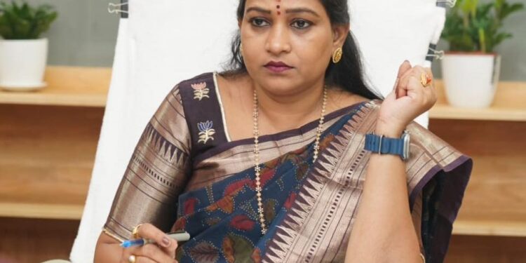 ఈదురుగాలుల నేపథ్యంలో అప్రమత్తంగా ఉండాలని హోంమంత్రి అనిత ఆదేశాలు