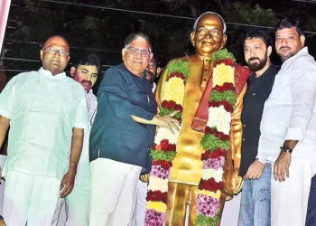 అల్లు రామలింగయ్య విగ్రహాన్ని ఆవిష్కరిస్తున్న అరవింద్. చిత్రంలో దర్శకుడు బాబి తదితరులు