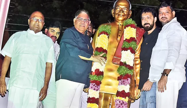 అల్లు రామలింగయ్య విగ్రహాన్ని ఆవిష్కరిస్తున్న అరవింద్‌. చిత్రంలో దర్శకుడు బాబి తదితరులు