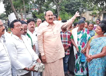 కార్మికులతో మాట్లాడుతున్న ఎమ్మెల్యే కామినేని శ్రీనివాస్‌