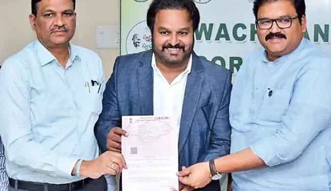 ఒప్పందపత్రం చూపిస్తున్న జిందాల్‌ ఐటీఎఫ్‌ ప్రెసిడెంట్‌ చారి. ఆయనకు ఇరువైపులా స్వచ్ఛాంధ్ర సంస్థ ఛైర్మన్‌ పట్టాభిరామ్, ఎండీ అనిల్‌ కుమార్‌రెడ్డి