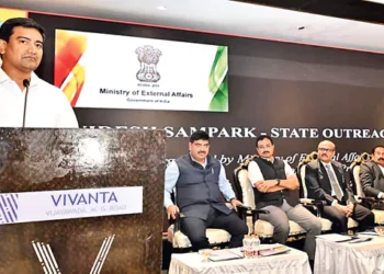 ప్రసంగిస్తున్న మంత్రి కొండపల్లి శ్రీనివాస్‌. వేదికపై నాగేంద్రబాబు, ఎంకే మీనా, అరుణ్‌కుమార్‌ చటర్జీ, విజయానంద్‌