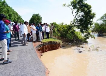 తుపాను ప్రభావిత ప్రాంతాల పర్యటనలో మంత్రి డీఎస్బీవీ స్వామి – రైతులకు భరోసా