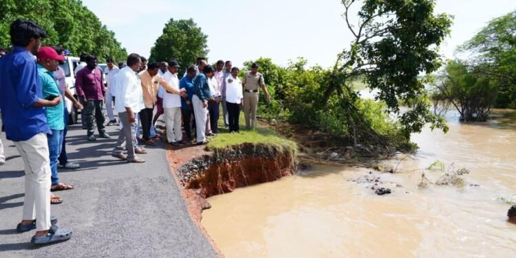 తుపాను ప్రభావిత ప్రాంతాల పర్యటనలో మంత్రి డీఎస్‌బీవీ స్వామి – రైతులకు భరోసా