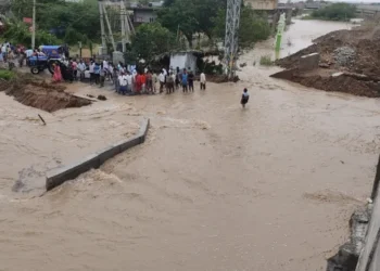 ప్రార్థనామందిరంలో చిక్కుకున్న 20 మందిని పోలీసులు రక్షించారు