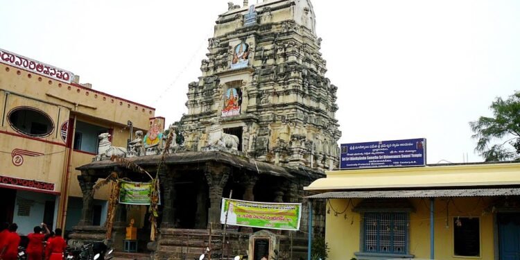 ద్రాక్షారాం భీమేశ్వరస్వామి ఆలయంలో దుర్ఘటన: కాంట్రాక్ట్ కూలీ మృతి