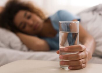 ఉదయం లేచిన వెంటనే నీరు తాగడం ఏవిధ సమస్యలకు కారణమవుతుందో తెలుసుకోండి.