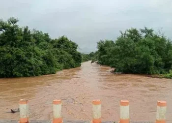 అన్నమయ్య జిల్లాలో భారీ వర్షానికి గుంజున ఏరు ఉప్పొంగి రోడ్డు దెబ్బతిన్నది