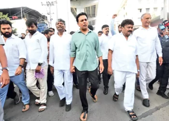 భారత రాష్ట్ర సమితి కార్యనిర్వాహక అధ్యక్షుడు కేటీఆర్: ఆర్టీసీ కార్మికులకు ఇచ్చిన హామీలను వెంటనే నెరవేర్చాలి.