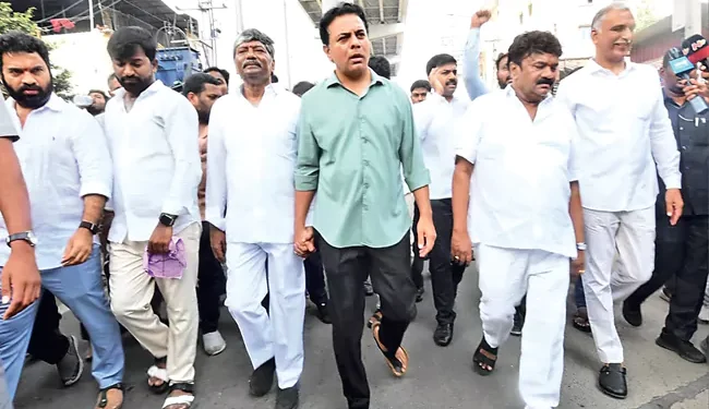 భారత రాష్ట్ర సమితి కార్యనిర్వాహక అధ్యక్షుడు కేటీఆర్: ఆర్టీసీ కార్మికులకు ఇచ్చిన హామీలను వెంటనే నెరవేర్చాలి.