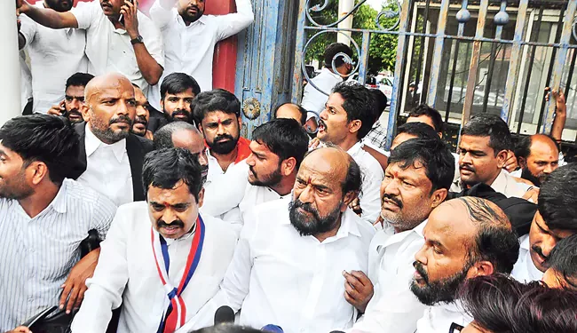 హైకోర్టులో ప్రసంగిస్తున్న ఆర్‌.కృష్ణయ్య