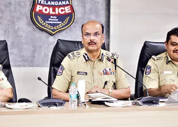 అవినీతిని ఎట్టి పరిస్థితుల్లోనూ సహించవద్దని కమిషనర్లు ఎస్పీలతో సమీక్షలో డీజీపీ శివధర్‌రెడ్డి స్పష్టం చేశారు.