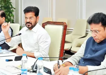 అమెరికా ప్రతినిధులతో సమావేశంలో ప్రసంగిస్తున్న ముఖ్యమంత్రి రేవంత్‌రెడ్డి;చిత్రంలో సీఎం సచివాలయ ముఖ్య సలహాదారు రామకృష్ణారావు, మంత్రి శ్రీధర్‌బాబు కూడా కనిపించారు